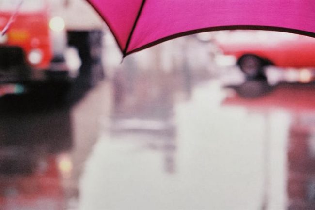 Saul-Leiter_1950s_purple_umbrella_andanafoto A quien ama la calle fotografía callejera blog andanafoto
