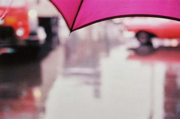 Saul-Leiter_1950s_purple_umbrella_andanafoto
